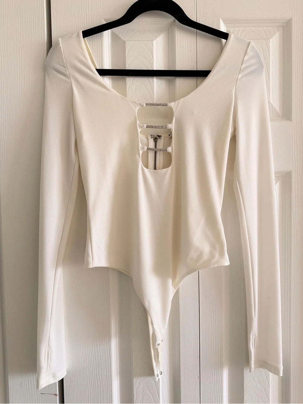NWOT Alice and Olivia Women Cream Long-Sleeve Bodysuit with Front Cutout Size S